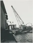 Värta hamn. Statens Järnvägar, SJ. Ombyte av koltänder, SJ svängkranar flyttas medelst pontonkran.