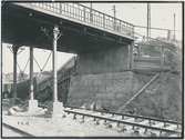 Värtan. Spårvägsbron efter ombyggnaden.Statens Järnvägar, SJ. Banan öppnades 1882.  Provelektrifiering genomfördes1905 men den lades ner. 1940 elektrifierades banan slutgitligt.