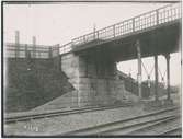 Värtan. Spårvägsbron.Statens Järnvägar, SJ. Banan öppnades 1882.  Provelektrifiering genomfördes1905 men den lades ner. 1940 elektrifierades banan slutgitligt.