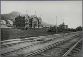 Åre station. Byggnaden till vänster är Grand Hotel sedermera kallat gamla Grand Hotel. Till höger syns Järnvägsrestaurangen.