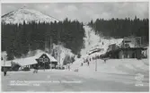 Vykort över Övre Bergbanestationen i  Åre med Mövikshumeln i bakgrunden.