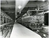Vagnshallen med statens järnvägars lok, SJ Rc1 1008 i Hagalund.