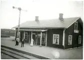 Jämshög station. Hållplats anlagd 1886. Station utmed den så kallade Holjebanan, från Holje till Sandbäck. Semaforen på plattformen har så kallade gallerverksvingar.