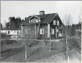 En av två likadana byggnader nära järnvägsövergången mot Sorsele.