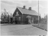 Envånings stationsstuga i trä, som är sammanbyggt i vinkel med godsmagasinet. Stationen anlades 1927.