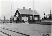 Fiandbergs stationshus är byggt i envånings stationshus i trä, och är byggt samman med godsmagasinet, 1921 anlades hållplats.