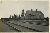 Hållplats anlagd 1932. Envånings stationshus i trä, sammanbyggt i vinkel med godsmagasinet.