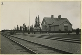 Hållplats anlagd 1932. Envånings stationshus i trä, sammanbyggt i vinkel med godsmagasinet.