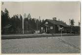 Envånings stationshus i trä. Hållplats till 1940, rälbuss hållplats från 1958 - 1960.