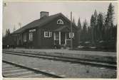 Envåningshus i trä med barn på trappan. Hållplats från 1950, Rälsbuss hållplats från 1958 till 1961.