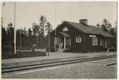 Envåningshus i trä. Hållplats 1937, trafik rälsbusshållplats 1959 - upphörde 1960. Från 1993 säsong hållplats.