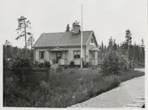Envåningshus i trä. Trafik hållplats 1958, persontrafik nedlagd 1965.