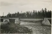 Järnvägsbro över Svärdälven.
Järnvägen som går genom Jokkmokks område sträcker sig över många vattendrag, bäckar, åar och älvar. Broarna som byggdes över de anpassades till terrängen. De var framförallt funktionella men, deras utseende gick från väldigt enkla, grovhuggna till sublima, estetiskt utformade valvbroar.