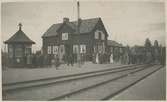 Sorsele järnvägsstation den 30 september 1933 då festtåget anlände till Sorsele i anledning bandelens Arvidsjaur - Sorsele öppnande för allmän trafik.