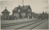 Sorsele järnvägsstation den 30 september 1933 då festtåget anlände till Sorsele i anledning bandelens Arvidsjaur - Sorsele öppnande för allmän trafik.