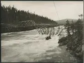 Järnvägsbrobygge vid Stora Luleälven.
Provisorisk landsvägsbro vid Stora Luleälven.