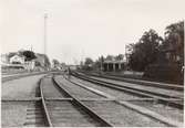 Rälsbuss vid stationen, och lokstall till höger. Stationen öppnad 1877 01 01.