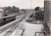 Foto tagit över bangård och lokstall, personvagn TGOJ 3 klass. Stationen öppnad 1877 01 01.