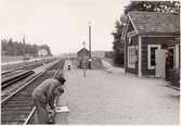 Inspektörerna går igenom papper för elektriferingen. Stationen öppnad 1877 01 01.