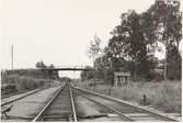 Foto mot norr från Stigtomta, man på spåret. Station öppnad 1876-07-01.