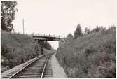 Vägbro över järnvägsspåret. Trafik började 1876.
