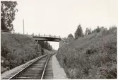 Vägbro över järnvägsspåret. Trafik började 1876.