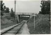 På linjen mellan Flen - Silinge, vägbro, mot norr. Bilden tagen inför elektrifieringen av Trafikaktiebolaget Grängesberg - Oxelösunds Järnvägar.