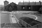 Charlottenberg station inför elektrifieringen. Loket till vänster i stallet är troligen SJ B 1312. Vagnen med kolstybb är en före detta Im-vagn.