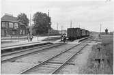 Väsby station. Lokaltåg draget av Statens Järnvägar, SJ S, två SJ C05 samt SJ F1 modell 1899. TT.