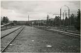 Alby bangård.
Klorat- och karbidfabriken hade under ett antal år en smalspårig, 600 mm, elektrisk järnväg mellan industriområdet och järnvägsstationen.
