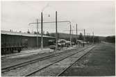 Alby stationsmiljö.
Klorat- och karbidfabriken hade under ett antal år en smalspårig, 600 mm, elektrisk järnväg mellan industriområdet och järnvägsstationen.