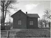 Hus 9a, banvaktstuga i Karpalund. Den var från början även expeditionsbyggnad för karpalunds hållplats innan stationshuset byggdes på 1880-talet. 
AO