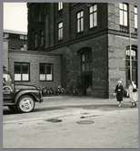 En av Centralstationens stadsbudsföretags lastbilar står parkerad utanför Malmö Centralstation.