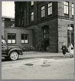 En av Centralstationens stadsbudsföretags lastbilar står parkerad utanför Malmö Centralstation.