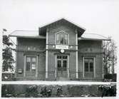 Vargön station, fasad mot spåret.