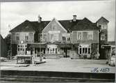 Vimmerbys gamla stationshus, det nya som byggdes på1950-talet, skymtas till vänster i bild.