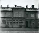 Del av fasaden på Östersunds Central mot staden.