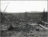 Kraftledningsstolpe ligger i väntan på att uppföras.