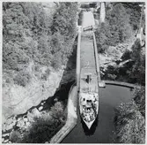 Ångbåt passerar akvedukten vid Håverud.