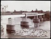 Järnvägsbro över Dalälven vid Krylbo, senare landsvägsbro. Ersattes av en ny bro som byggdes under åren 1914-1915.