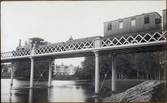 Järnbro över Finspångsån, som är konstruerad av CI. Adelsköld. Tåg på bron draget av Pålsboda - Finspångs Järnväg, PFJ lok 1 