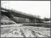 Järnvägsbron över Nissan i Halmstad under vintertid folk på bron.