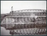 Brobygge över älven.