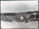 Järnvägsbron byggs över Piteälven vid Sikfors på linjen mellan Piteå och Älvsbyn.