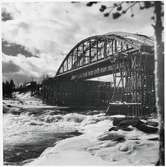 En ny bro byggs intill den gamla över Skellefteälven på linjen mellan Karsbäcken och Kusfors, längs norra stambanan.