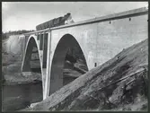 Provbelastningståg på järnvägsbron över Öreälven.