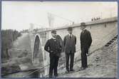 Invigning av järnvägsbron över Öreälven 5 oktober 1919. Från vänster Arbetschef Tydén, Byggnadsföreståndare Moberg och Lilliehök.