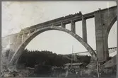 Provbelastning på den andra bron över Öreälven 1919. Den första äldre bron i bakgrunden.