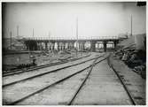 Ställningsbro för vägbro, under bygget av vägbro över bangården vid Lund centralstation, mars 1925.