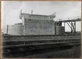 Byggnation av vägbro över bangården vid Lund centralstation. Uppförande av västra landfästet, december 1924.